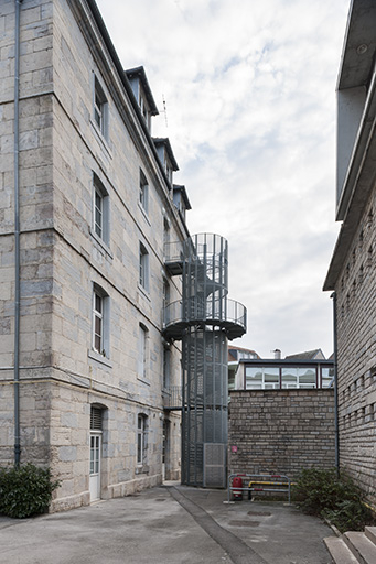 Escalier de distribution extérieur du pavillon est. © Jérôme Mongreville / Région Bourgogne-Franche-Comté, Inventaire du patrimoine - 2015