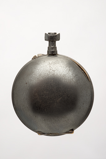 Boîte de montre de gousset en métal bruni : côté fond. © Sonia Dourlot / Région Bourgogne-Franche-Comté, Inventaire du patrimoine - 2015