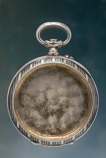 Boîte de montre de gousset à décor de niellure. L'inscription NIEL HF à l'intérieur du fond attribue ce boîtier à la société Huguenin Frères, du Locle (Suisse). © Sonia Dourlot / Région Bourgogne-Franche-Comté, Inventaire du patrimoine - 2015