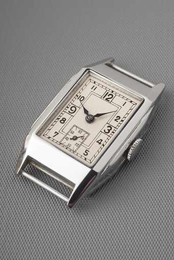 Montre homme rectangulaire, avec cadran des secondes à 6 heures. © Sonia Dourlot / Région Bourgogne-Franche-Comté, Inventaire du patrimoine - 2015