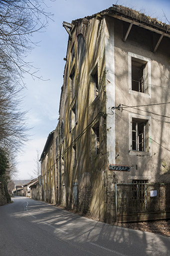 Bâtiment d'entrée (conciergerie et logements) et façade des ateliers le long de la route des Papetiers. © Jérôme Mongreville / Région Bourgogne-Franche-Comté, Inventaire du patrimoine - 2015