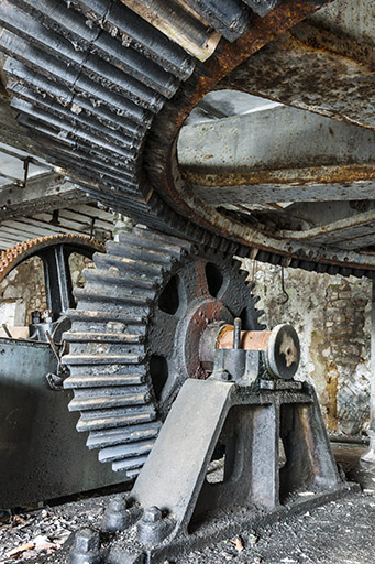Rez-de-chaussée de l'atelier principal. Transmission par engrenages coniques de la turbine. © Jérôme Mongreville / Région Bourgogne-Franche-Comté, Inventaire du patrimoine - 2015