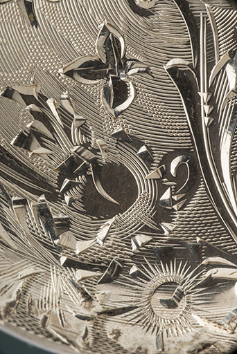 Détail de la gravure d'un fond de boîte. © Sonia Dourlot / Région Bourgogne-Franche-Comté, Inventaire du patrimoine - 2015