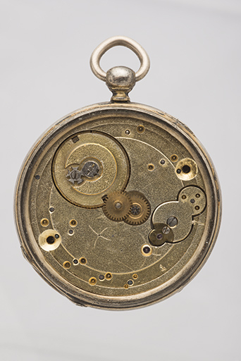 Montre de gousset de la fin du 18e siècle ou du début du 19e siècle : côté cadran (cadran, aiguilles et glace manquent). Noter les traits de compas du planteur de finissage qui a pointé l'emplacement des mobiles (par exemple celui de la roue des sec… © Sonia Dourlot / Région Bourgogne-Franche-Comté, Inventaire du patrimoine - 2015