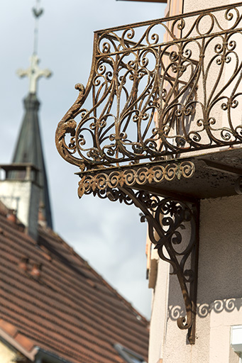 Balcon sur le pan coupé (détail). © Sonia Dourlot / Région Bourgogne-Franche-Comté, Inventaire du patrimoine - 2015 Balcon sur le pan coupé (détail). © Sonia Dourlot / Région Bourgogne-Franche-Comté, Inventaire du patrimoine - 2015