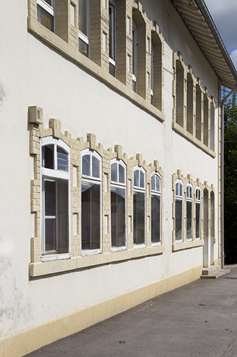 Façade antérieure : fenêtres multiples vues en enfilade. © Sonia Dourlot / Région Bourgogne-Franche-Comté, Inventaire du patrimoine - 2015 Façade antérieure : fenêtres multiples vues en enfilade. © Sonia Dourlot / Région Bourgogne-Franche-Comté, Inventaire du patrimoine - 2015