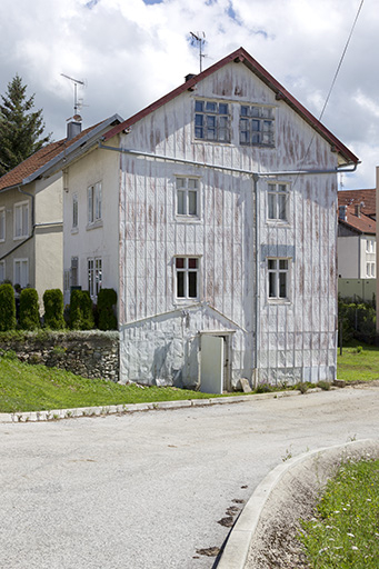 Façade latérale droite, de trois quarts gauche. © Sonia Dourlot / Région Bourgogne-Franche-Comté, Inventaire du patrimoine - 2015 Façade latérale droite, de trois quarts gauche. © Sonia Dourlot / Région Bourgogne-Franche-Comté, Inventaire du patrimoine - 2015