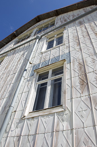 Façade latérale droite : fenêtres vues en contre-plongée. © Sonia Dourlot / Région Bourgogne-Franche-Comté, Inventaire du patrimoine - 2015 Façade latérale droite : fenêtres vues en contre-plongée. © Sonia Dourlot / Région Bourgogne-Franche-Comté, Inventaire du patrimoine - 2015