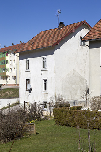 Façade postérieure, de trois quarts droite. © Sonia Dourlot / Région Bourgogne-Franche-Comté, Inventaire du patrimoine - 2015 Façade postérieure, de trois quarts droite. © Sonia Dourlot / Région Bourgogne-Franche-Comté, Inventaire du patrimoine - 2015