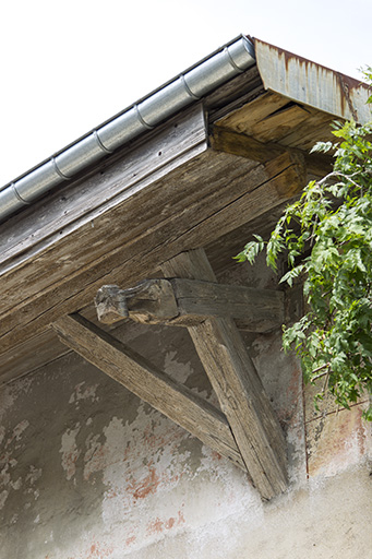 Façade latérale gauche : motif décoratif ornant l'extrémité d'un chevron. © Sonia Dourlot / Région Bourgogne-Franche-Comté, Inventaire du patrimoine - 2015 Façade latérale gauche : motif décoratif ornant l'extrémité d'un chevron. © Sonia Dourlot / Région Bourgogne-Franche-Comté, Inventaire du patrimoine - 2015
