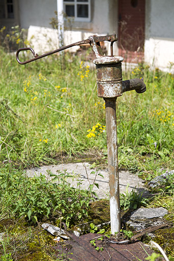 Pompe à eau sur la citerne. © Sonia Dourlot / Région Bourgogne-Franche-Comté, Inventaire du patrimoine - 2015