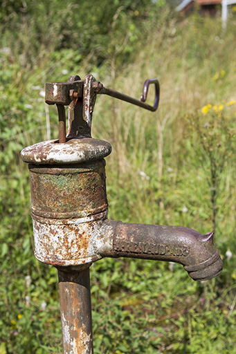 Pompe à eau : nom du fabricant (V. Renaud). © Sonia Dourlot / Région Bourgogne-Franche-Comté, Inventaire du patrimoine - 2015