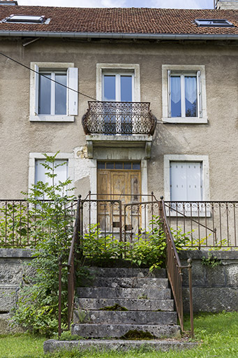 Façade antérieure : travées centrale et terrasse. © Sonia Dourlot / Région Bourgogne-Franche-Comté, Inventaire du patrimoine - 2015