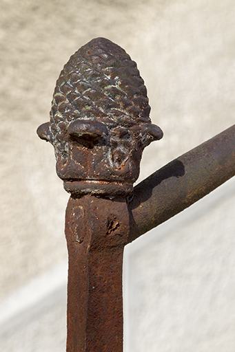 Façade antérieure : pomme de pin servant d'amortissement au garde-corps du perron. © Sonia Dourlot / Région Bourgogne-Franche-Comté, Inventaire du patrimoine - 2015