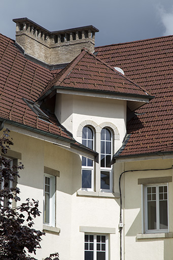 Façade postérieure : niveau supérieur au revers du pan coupé. © Sonia Dourlot / Région Bourgogne-Franche-Comté, Inventaire du patrimoine - 2015 Façade postérieure : niveau supérieur au revers du pan coupé. © Sonia Dourlot / Région Bourgogne-Franche-Comté, Inventaire du patrimoine - 2015
