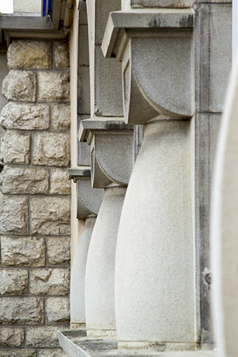 Façade latérale gauche : les colonnes, vues en enfilade. © Sonia Dourlot / Région Bourgogne-Franche-Comté, Inventaire du patrimoine - 2015 Façade latérale gauche : les colonnes, vues en enfilade. © Sonia Dourlot / Région Bourgogne-Franche-Comté, Inventaire du patrimoine - 2015