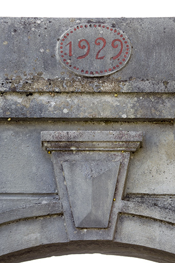 Portail : date et clé de voûte. © Sonia Dourlot / Région Bourgogne-Franche-Comté, Inventaire du patrimoine - 2015 Portail : date et clé de voûte. © Sonia Dourlot / Région Bourgogne-Franche-Comté, Inventaire du patrimoine - 2015