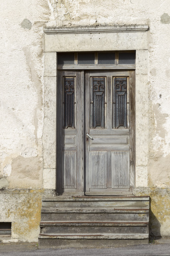 Façade antérieure : porte. © Sonia Dourlot / Région Bourgogne-Franche-Comté, Inventaire du patrimoine - 2015