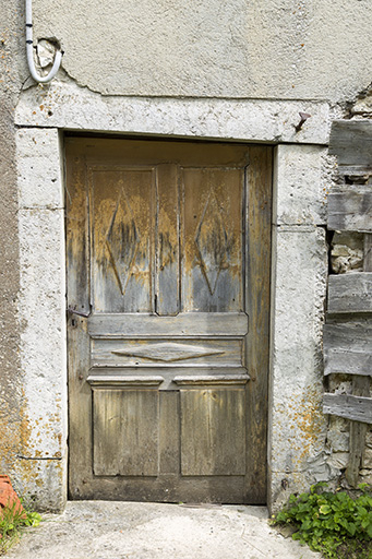 Façade postérieure : porte. © Sonia Dourlot / Région Bourgogne-Franche-Comté, Inventaire du patrimoine - 2015