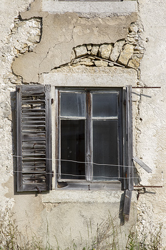 Façade latérale gauche : fenêtre surmontée d'un arc de décharge. © Sonia Dourlot / Région Bourgogne-Franche-Comté, Inventaire du patrimoine - 2015