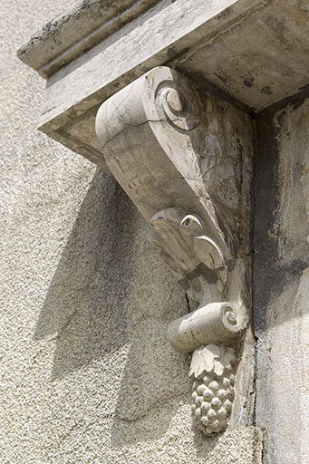 Logement patronal : console soutenant le dessus-de-fenêtre (façade antérieure). © Sonia Dourlot / Région Bourgogne-Franche-Comté, Inventaire du patrimoine - 2015