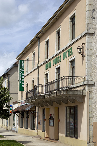Façade antérieure, vue en enfilade. © Sonia Dourlot / Région Bourgogne-Franche-Comté, Inventaire du patrimoine - 2015