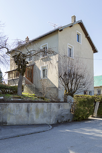 Façades antérieure et latérale droite. © Sonia Dourlot / Région Bourgogne-Franche-Comté, Inventaire du patrimoine - 2015 Façades antérieure et latérale droite. © Sonia Dourlot / Région Bourgogne-Franche-Comté, Inventaire du patrimoine - 2015