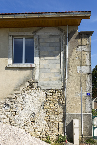 Façade latérale gauche : porte murée à l'étage. © Sonia Dourlot / Région Bourgogne-Franche-Comté, Inventaire du patrimoine - 2015 Façade latérale gauche : porte murée à l'étage. © Sonia Dourlot / Région Bourgogne-Franche-Comté, Inventaire du patrimoine - 2015