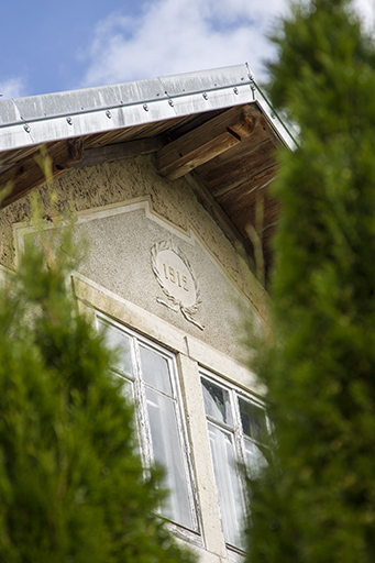 Façade latérale droite : date et fenêtre horlogère sur le pignon, vues en contre-plongée. © Sonia Dourlot / Région Bourgogne-Franche-Comté, Inventaire du patrimoine - 2015