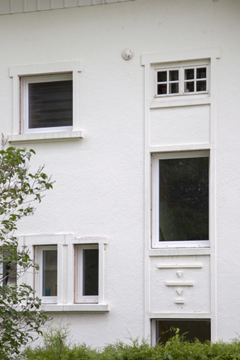 Façade postérieure : détail de baies. © Sonia Dourlot / Région Bourgogne-Franche-Comté, Inventaire du patrimoine - 2015 Façade postérieure : détail de baies. © Sonia Dourlot / Région Bourgogne-Franche-Comté, Inventaire du patrimoine - 2015
