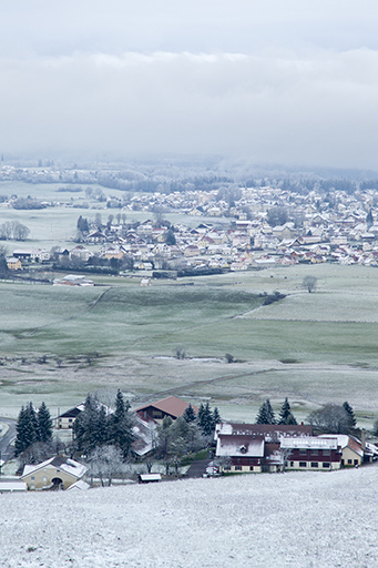 Vue d'ensemble de la ville de Charquemont en hiver, depuis le haut de la Combe Saint-Pierre. © Sonia Dourlot / Région Bourgogne-Franche-Comté, Inventaire du patrimoine - 2015 Vue d'ensemble de la ville de Charquemont en hiver, depuis le haut de la Combe Saint-Pierre. © Sonia Dourlot / Région Bourgogne-Franche-Comté, Inventaire du patrimoine - 2015