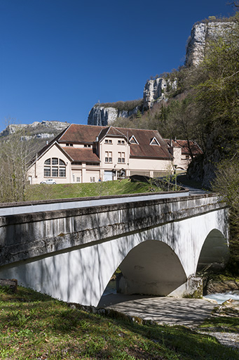 Vue du bâtiment d'exploitation depuis la centrale. © Jérôme Mongreville / Région Bourgogne-Franche-Comté, Inventaire du patrimoine - 2015 Vue du bâtiment d'exploitation depuis la centrale. © Jérôme Mongreville / Région Bourgogne-Franche-Comté, Inventaire du patrimoine - 2015