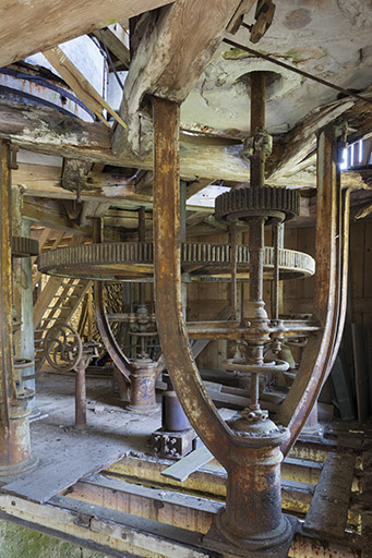 Rez-de-chaussée. Les colonnes "en lyre" du beffroi. © Jérôme Mongreville / Région Bourgogne-Franche-Comté, Inventaire du patrimoine - 2015