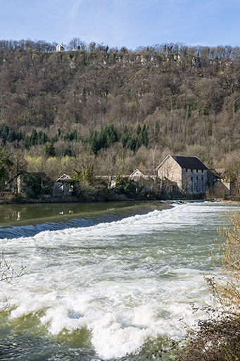 Vue d'ensemble depuis la rive droite.  © Jérôme Mongreville / Région Bourgogne-Franche-Comté, Inventaire du patrimoine - 2015 Vue d'ensemble depuis la rive droite.  © Jérôme Mongreville / Région Bourgogne-Franche-Comté, Inventaire du patrimoine - 2015