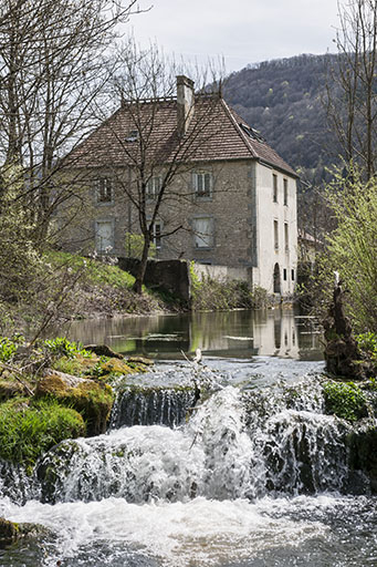 Le bief de dérivation et la conciergerie. © Jérôme Mongreville / Région Bourgogne-Franche-Comté, Inventaire du patrimoine - 2015 Le bief de dérivation et la conciergerie. © Jérôme Mongreville / Région Bourgogne-Franche-Comté, Inventaire du patrimoine - 2015