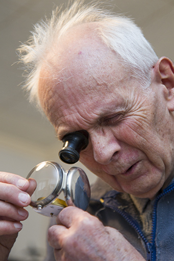 Examen d'un mouvement de montre de gousset par Jacques Donzé. © Sonia Dourlot / Région Bourgogne-Franche-Comté, Inventaire du patrimoine - 2015