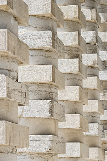 Colonnade de la maison du directeur. © Jérôme Mongreville / Région Bourgogne-Franche-Comté, Inventaire du patrimoine - 2015 Colonnade de la maison du directeur. © Jérôme Mongreville / Région Bourgogne-Franche-Comté, Inventaire du patrimoine - 2015