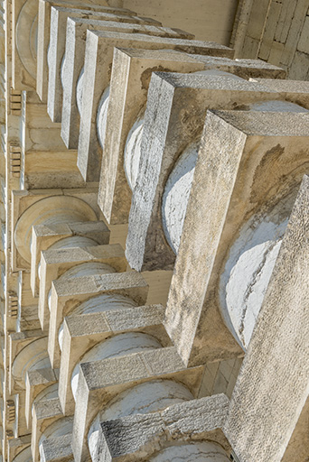 Colonnade de la maison du directeur. Vue en contre-plongée. © Jérôme Mongreville / Région Bourgogne-Franche-Comté, Inventaire du patrimoine - 2015 Colonnade de la maison du directeur. Vue en contre-plongée. © Jérôme Mongreville / Région Bourgogne-Franche-Comté, Inventaire du patrimoine - 2015