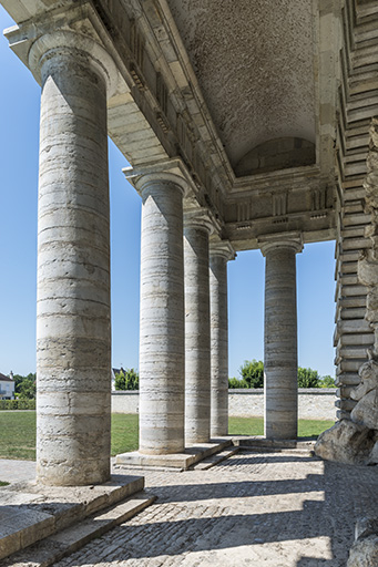 Détail du portique d'entrée. © Jérôme Mongreville / Région Bourgogne-Franche-Comté, Inventaire du patrimoine - 2015 Détail du portique d'entrée. © Jérôme Mongreville / Région Bourgogne-Franche-Comté, Inventaire du patrimoine - 2015