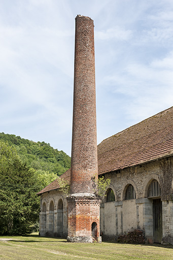Cheminée de la tuilerie. © Jérôme Mongreville / Région Bourgogne-Franche-Comté, Inventaire du patrimoine - 2015 Cheminée de la tuilerie. © Jérôme Mongreville / Région Bourgogne-Franche-Comté, Inventaire du patrimoine - 2015