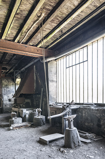 Equipements divers situés contre la façade nord de l'atelier. © Jérôme Mongreville / Région Bourgogne-Franche-Comté, Inventaire du patrimoine - 2015