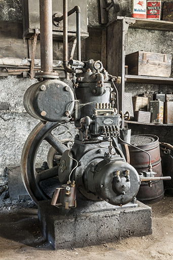 Atelier de mécanique. Moteur semi-diesel Douge. © Jérôme Mongreville / Région Bourgogne-Franche-Comté, Inventaire du patrimoine - 2015