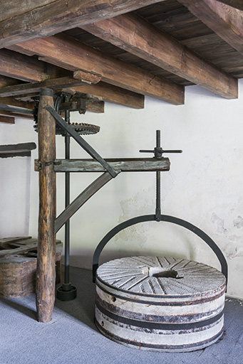 Potence et meules. © Jérôme Mongreville / Région Bourgogne-Franche-Comté, Inventaire du patrimoine - 2015 Potence et meules. © Jérôme Mongreville / Région Bourgogne-Franche-Comté, Inventaire du patrimoine - 2015