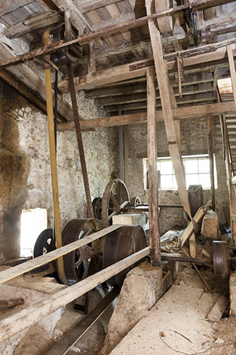 Vue d'ensemble de l'étage de soubassement. Système de transmission de la turbine hydraulique. © Jérôme Mongreville / Région Bourgogne-Franche-Comté, Inventaire du patrimoine - 2015