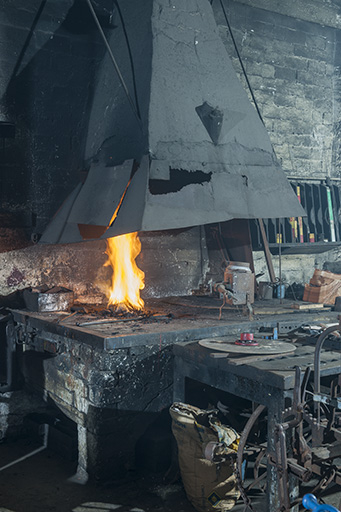 Forge : le foyer et le manteau en tôle. © Jérôme Mongreville / Région Bourgogne-Franche-Comté, Inventaire du patrimoine - 2015