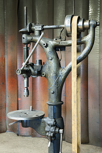 Détail de la perceuse à colonne. © Jérôme Mongreville / Région Bourgogne-Franche-Comté, Inventaire du patrimoine - 2015