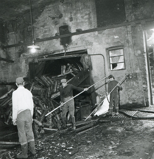 Déchargement du bois (?), photogr., s.d. [3e quart 20e siècle]. © Léa Huguenin-Vuillemin / Région Bourgogne-Franche-Comté, Inventaire du patrimoine - 2015