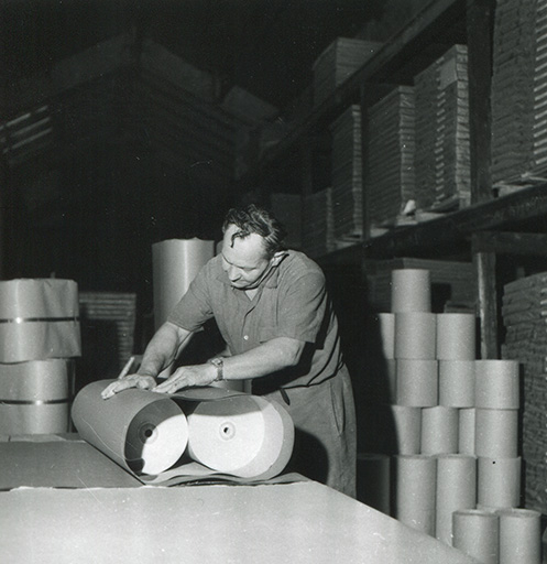 Conditionnement des bobines de papier (?), photogr., s.d. [3e quart 20e siècle]. © Léa Huguenin-Vuillemin / Région Bourgogne-Franche-Comté, Inventaire du patrimoine - 2015