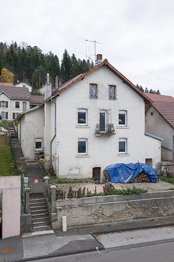 Logement : façade antérieure, de trois quarts gauche. © Jérôme Mongreville / Région Bourgogne-Franche-Comté, Inventaire du patrimoine - 2015 Logement : façade antérieure, de trois quarts gauche. © Jérôme Mongreville / Région Bourgogne-Franche-Comté, Inventaire du patrimoine - 2015