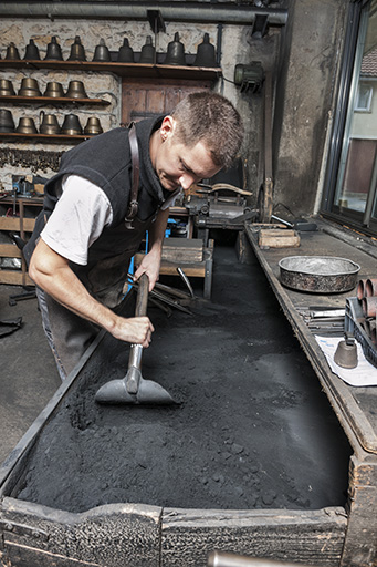 Préparation du sable silico-argileux. © Jérôme Mongreville / Région Bourgogne-Franche-Comté, Inventaire du patrimoine - 2015
